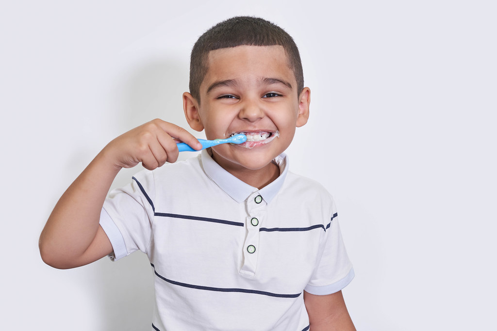 children brushing teeth